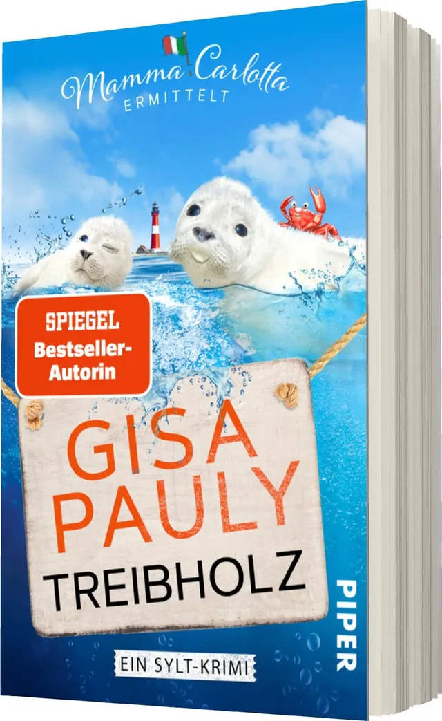 Das Buchcover zeigt eine lebendige, maritime Szene mit zwei niedlichen Robben, die im Wasser schwimmen. Der Himmel ist hellblau mit vereinzelten weißen Wolken. In der oberen Hälfte befindet sich der Schriftzug „Mamma Carlotta ermittelt“ in eleganten, gesc