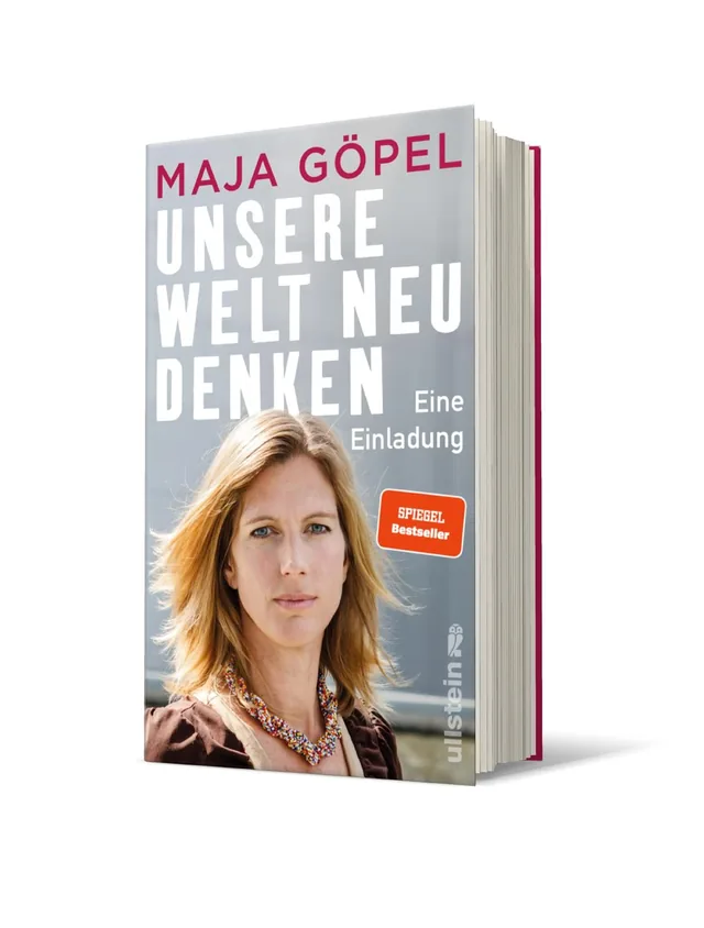Cover von „Unsere Welt neu denken“ von Maja Göpel: Das Buch zeigt ein Porträt einer Frau mit blonden Haaren, die in die Kamera blickt, vor einem neutralen Hintergrund. Die Farbgestaltung ist überwiegend in Grau und Weiß gehalten.