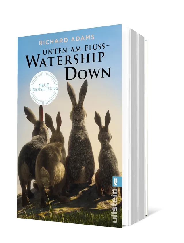 Cover von „Unten am Fluss – Watership Down“ von Richard Adams: Vier Kaninchen stehen an einem bewaldeten Hang, mit einem sanften Himmel im Hintergrund.