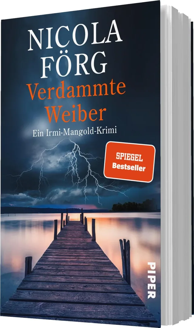 Das Buchcover zeigt einen dramatischen Himmel mit aufziehenden Gewitterwolken, in denen Blitze aufleuchten. Im Vordergrund erstreckt sich ein Holzsteg, der ins Wasser führt, und vermittelt ein Gefühl der Isolation. Der Titel „Verdammte Weiber“ von Nicola