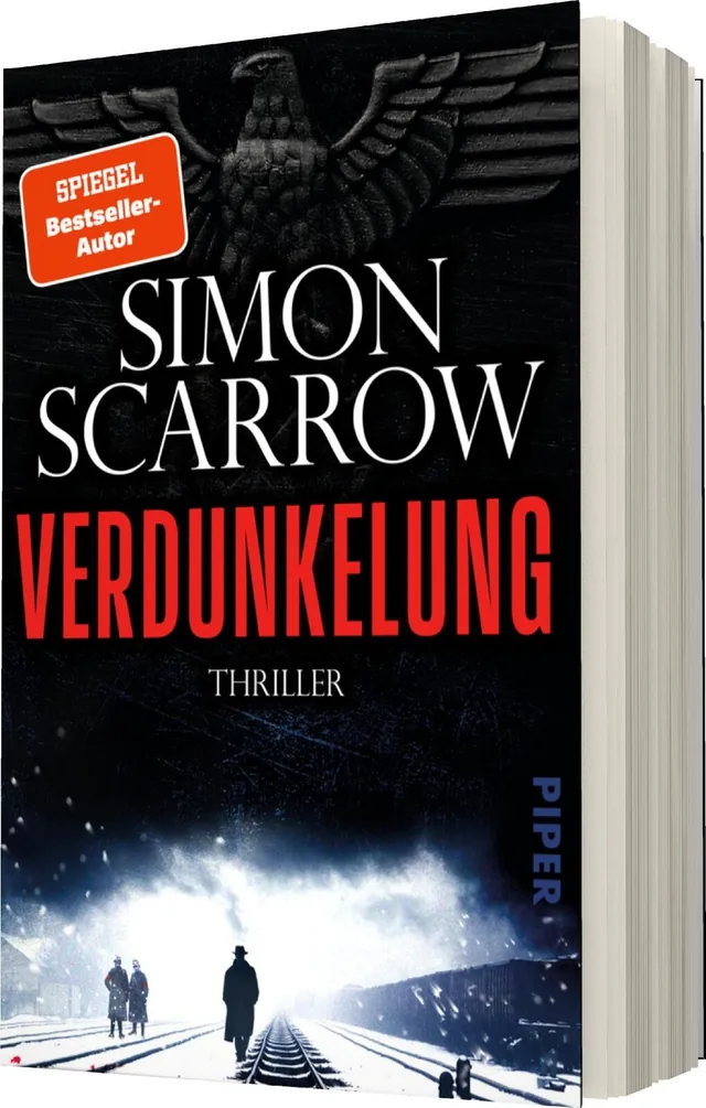 Das Buchcover zeigt eine düstere, bedrohliche Atmosphäre. Im oberen Bereich prangt ein schwarzes Adler-Symbol, das mit dem Titel „VERDUNKELUNG“ in auffälligem Rot kontrastiert. Der Autorenname „SIMON SCARROW“ ist in Weiß gehalten und prominent positionier