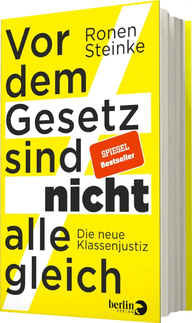 Das Buchcover zeigt einen leuchtend gelben Hintergrund, auf dem der Titel „Vor dem Gesetz sind nicht alle gleich“ in unterschiedlichen Schriftgrößen und -farben platziert ist. Der Autorenname „Ronen Steinke“ ist in einer klaren, schwarzen Schrift oben lin