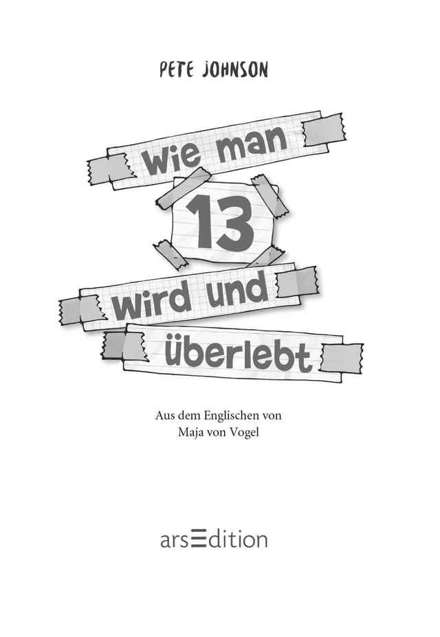 Gezeigt wird eine Innen- oder Zusatzansicht von „Wie man 13 wird und überlebt“. Die Gestaltung in Schwarz-Weiß zeigt den Titel prominent in einer handschriftlichen Schriftart, umgeben von verschiedenen, skizzenhaften Banner-Elementen. Darüber steht der Na