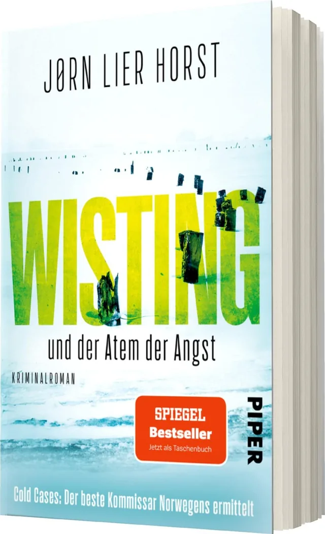 Das Buchcover zeigt eine frostige, neblige Küstenlandschaft mit kleinen, dunklen Silhouetten von Booten oder Stegen im Hintergrund. Der Titel „Wisting und der Atem der Angst“ ist groß in leuchtendem Gelb und Grün gehalten, während der Autorennamen „Jørn L