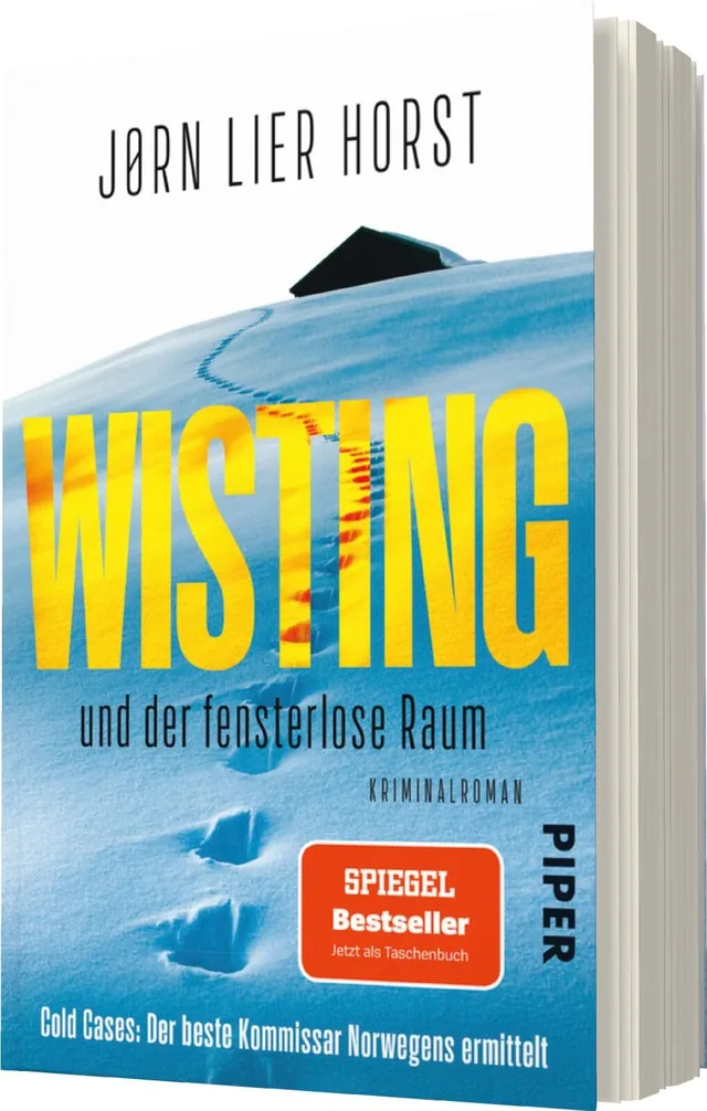 Das Buchcover zeigt eine schneebedeckte Landschaft mit tiefblauem Himmel. Im Vordergrund sind Fußspuren im Schnee zu sehen, die zu einem schwarzen, dreieckigen Objekt führen. Der Titel „WISTING“ ist in großen, gelben Letras gesetzt und hebt sich stark vom
