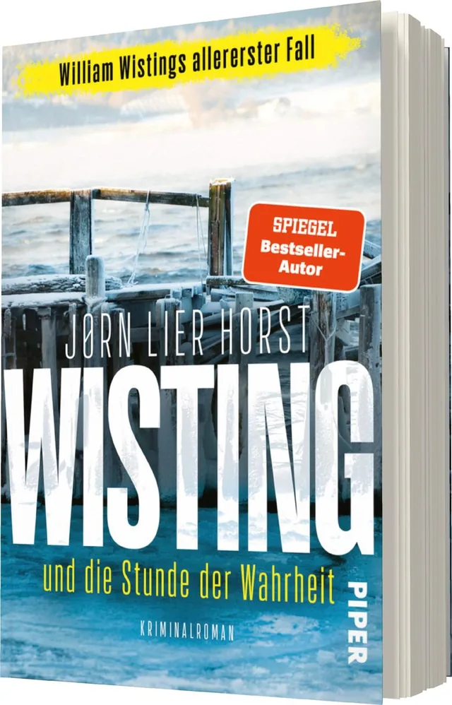 Das Buchcover zeigt eine düstere Küstenlandschaft mit einem Holzsteg, der ins Wasser führt. Der Himmel ist überwiegend grau und wolkig, was eine melancholische Atmosphäre vermittelt. In großen weißen Buchstaben steht der Titel „WISTING“ sowie der Untertit
