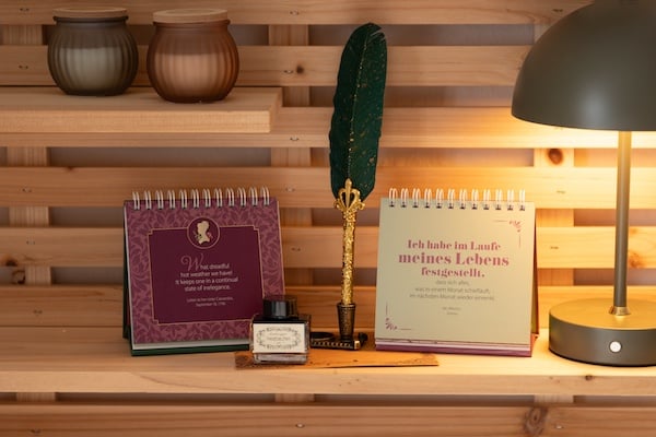 Foto von Jane Austen Kalender-Aufsteller auf Sideboard