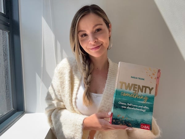 Foto von Nadja Trunk mit ihrem Buch „Twentysomething“