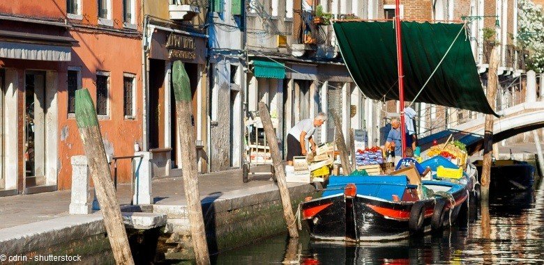 Gondel mit Obst und Gemüse Markt in Venedig