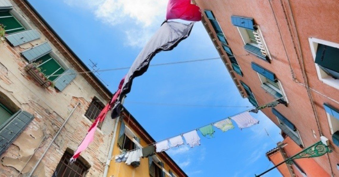 Häuser mit Wäscheleine in Venedig