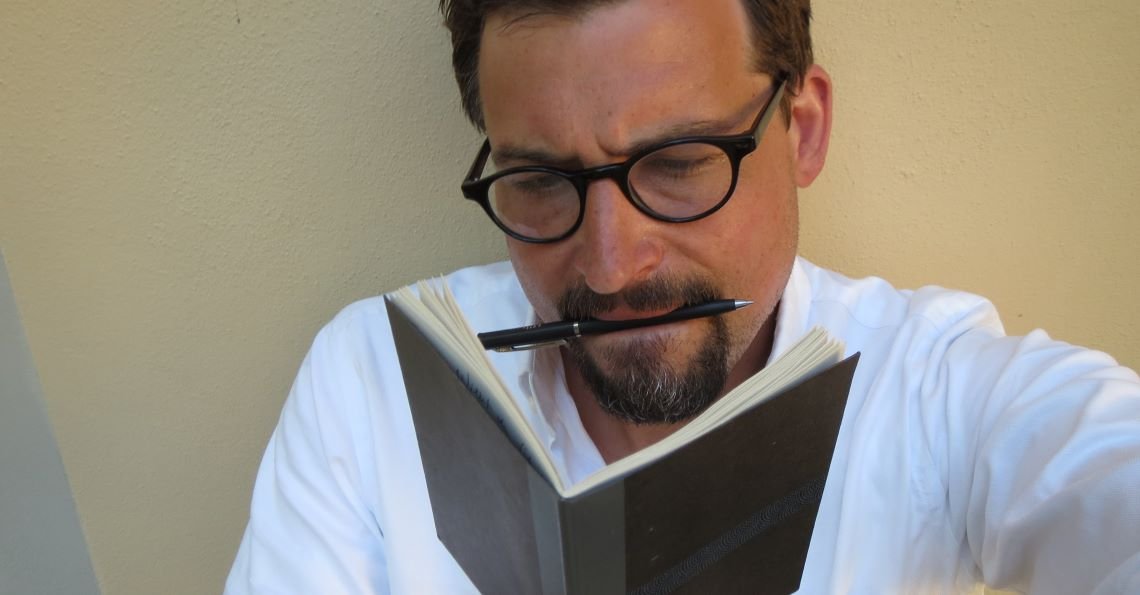 Schriftsteller mit Notizbuch Steinleitners Woche die Kolumne