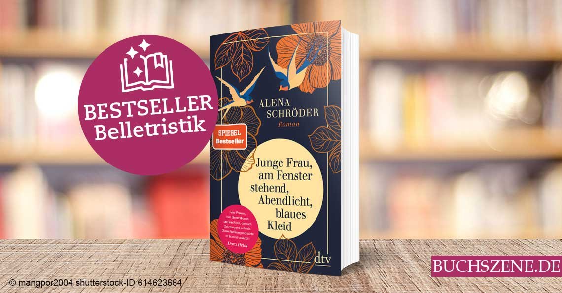 Titelbild Bestseller Belletristik Junge Frau am Fenster stehend, Abendlicht, blaues Kleid