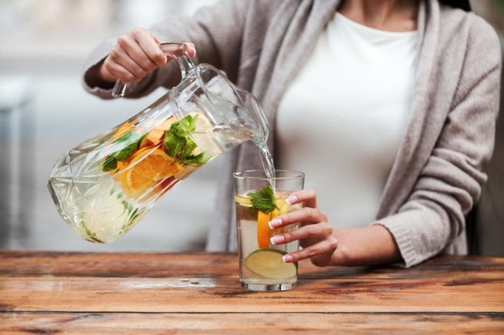 Wasser mit Limettenscheibe empfiehlt Dr. Libby in Das Rushing Woman Syndrom