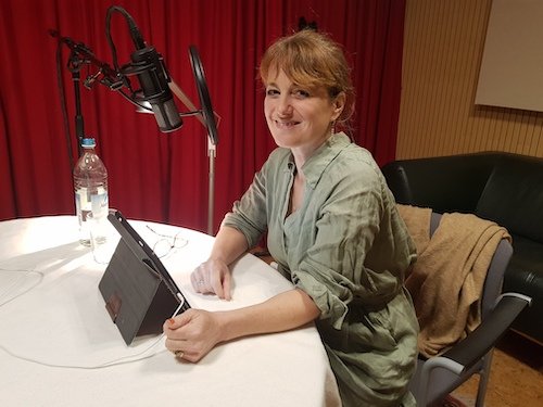 Julia von Tettenborn im Studio für ihr Hörbuch