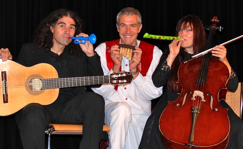 Marko Simsa (Mitte), Alfredo Garcia-Navas (links), Nora Samandjiev (rechts). Mozart für Kinder - Foto von Beate Hofstadler