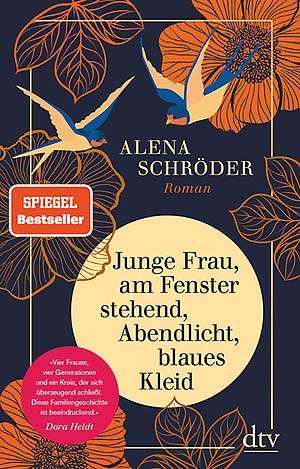 Junge Frau, am Fenster stehend, Abendlicht, blaues Kleid